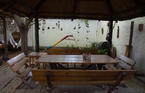 una mesa y sillas en un pabellón con parque infantil en Familia Tejada en Mendoza