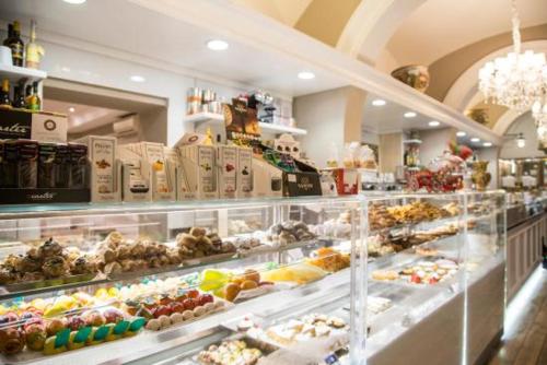 een bakkerij gevuld met veel verschillende soorten gebak bij Clementi 18 Suites Rome in Rome