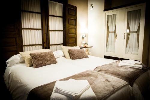 Curiel de DueroにあるLa Casa del Medioのベッドルーム1室(ベッド2台、窓付)
