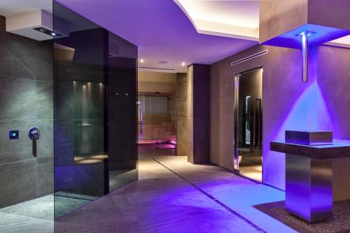 un couloir avec éclairage violet dans un bâtiment dans l'établissement Hotel Saccardi & Spa - Adults Only, à Caselle di Sommacampagna