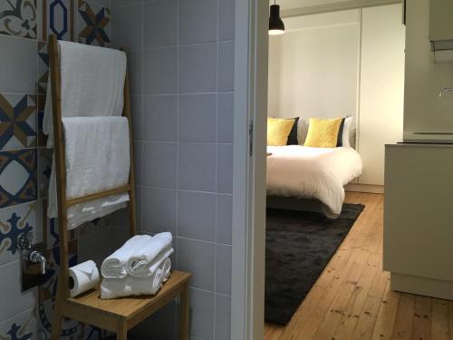 a room with a bedroom with a bed and a bathroom at CASA 92 - OS LUGARES DE CASTRALEUCA in Castelo Branco