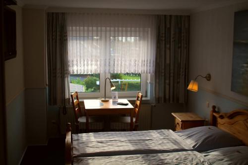 Un pat sau paturi într-o cameră la Karstens Gasthof