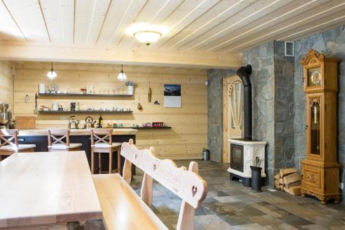 une pièce avec une cheminée, des tables et un poêle dans l'établissement Domek za Strugiem - pokoje i apartamenty, à Zakopane