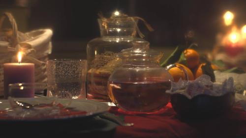 a table with a candle and a bowl of water and a bottle at B&B Terre Di Bea in Pederobba