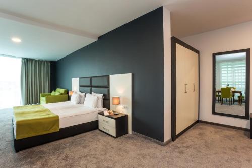 Un pat sau paturi într-o cameră la Earth & People Hotel & SPA - Free Parking