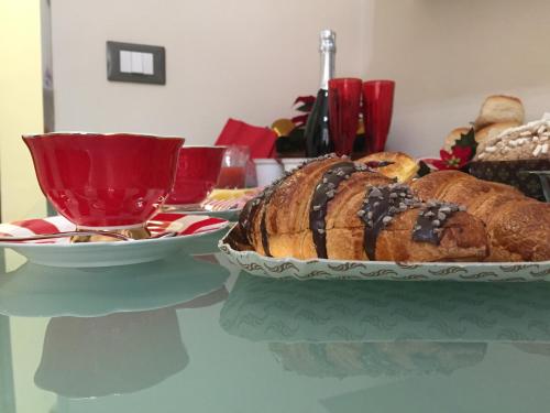 a table with a plate of bread and a red cup at Residenza Elisabetta in Verona