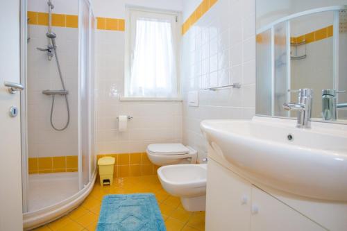 a bathroom with a sink and a toilet and a shower at Zanella Gedici in Gedići