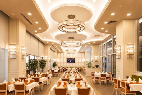 una imagen de un restaurante con mesas y sillas en Hm Commerce Hotel en Ankara