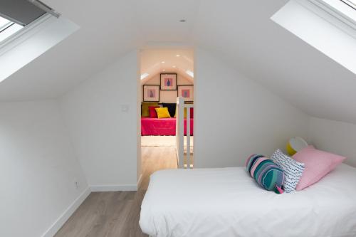 a white bedroom with a bed and a mirror at Luxueux logement Bourgeois de 250 M2 climatisé in Lille