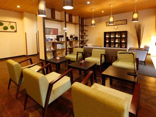 a waiting room with chairs and tables in a pharmacy at 源泉掛け流しの宿Albergo湯楽 in Yugawara