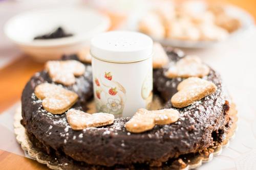a plate of chocolate cookies and a cup of coffee at Amor di Lavanda in Cingoli