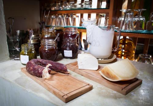 a table with a cutting board with a sausage and a blender at Piazza San Pantaleo in Sorso