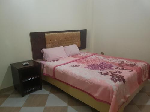 Een bed of bedden in een kamer bij Arabian Nights Hostel