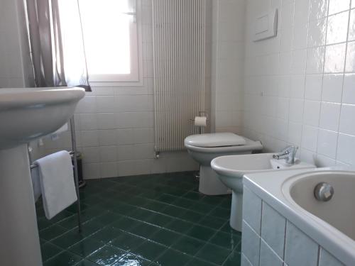 メストレにあるCentral Apartmentの白いバスルーム(洗面台、トイレ付)