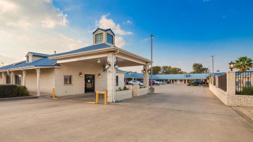 an empty parking lot in front of a building at Best Western Regency Inn & Suites in Gonzales