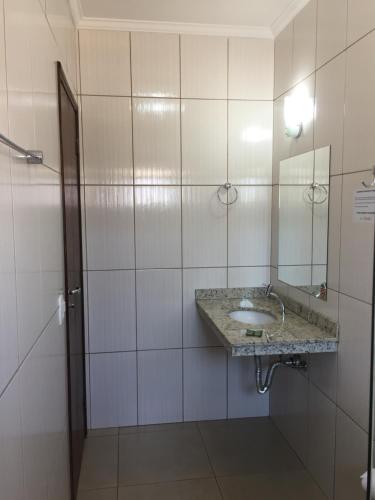 Ett badrum på Hotel Sul Três Lagoas