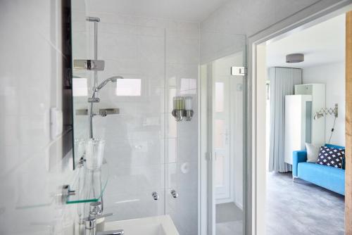 y baño con ducha acristalada y lavamanos. en B&B Molenstreek, en Groninga
