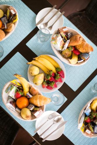 una tavola ricoperta di piatti di cibo e frutta di Douro Surf Hostel a Vila Nova de Gaia