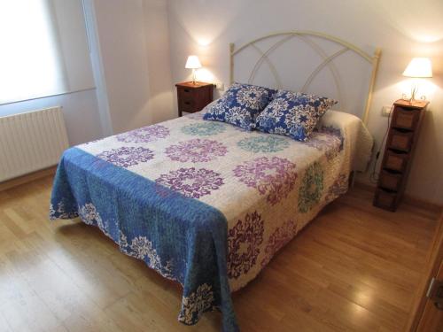 リャネスにあるLlanes Confortのベッドルーム1室(青と白の毛布付きのベッド1台付)