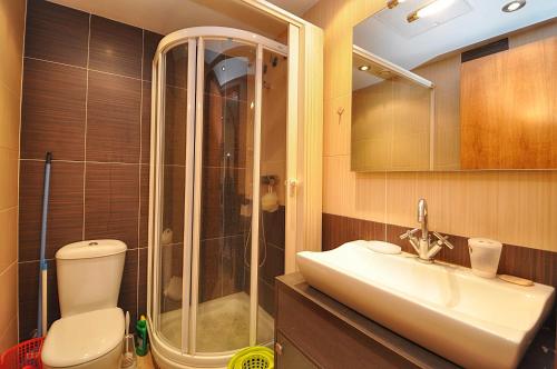 リョレート・デ・マルにあるApartment Jordiのバスルーム(シャワー、洗面台、トイレ付)