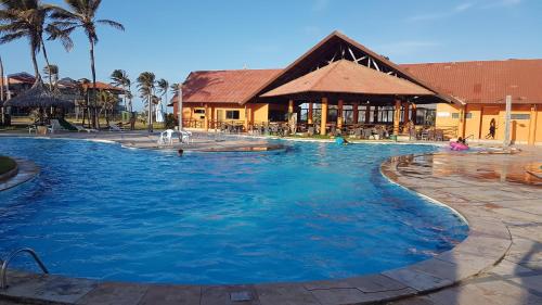 uma grande piscina em frente a um resort em Aquaville Térreo - Porto das Dunas - CEARÁ - AV80101 em Aquiraz