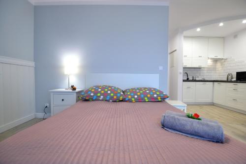 duże łóżko z 2 poduszkami w pokoju w obiekcie Darłówko Apartament Morski II w Darłówku