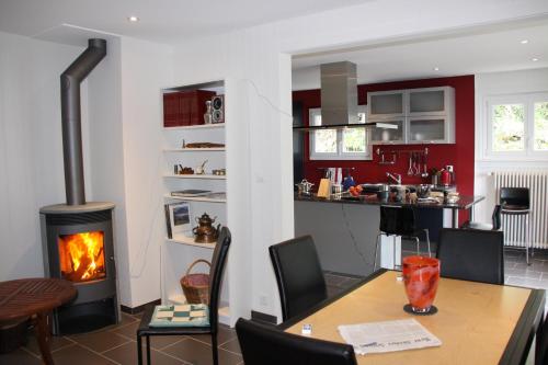 een keuken en eetkamer met een tafel en een open haard bij Gais Alpins in Montreux