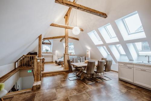 a dining room with vaulted ceilings and a table and chairs at Apartments Altstadtflair in Schladming