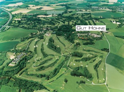 an overhead view of a golf hole with the words cut home at Hotel Land Gut Höhne in Mettmann
