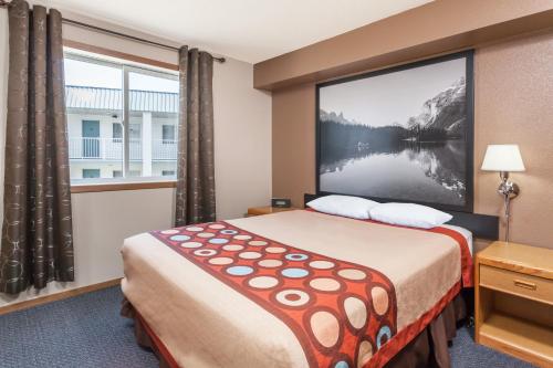 מיטה או מיטות בחדר ב-Super 8 by Wyndham Medicine Hat AB
