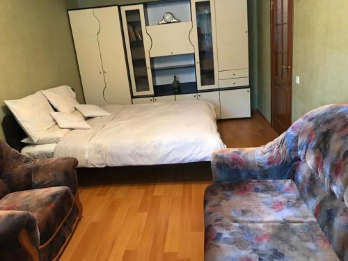 ヴィーンヌィツャにあるBeautiful Apartment on Korolenka 31のベッドルーム1室(ベッド1台、椅子2脚付)