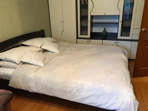ヴィーンヌィツャにあるBeautiful Apartment on Korolenka 31のベッド(白いシーツ、枕付)