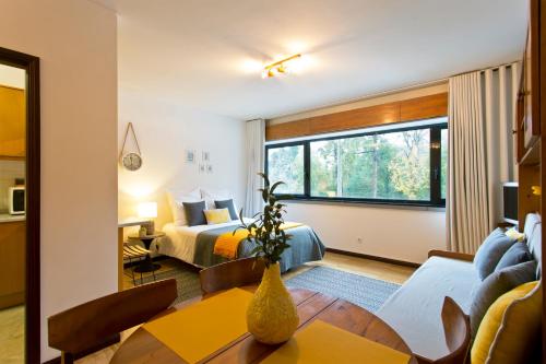una camera d'albergo con letto e tavolo di JS Apartment a Coimbra