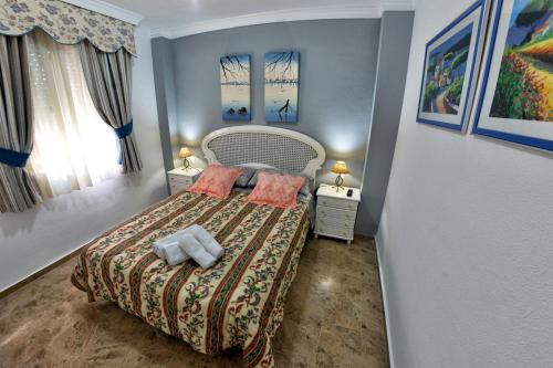 Postel nebo postele na pokoji v ubytování WonderStays Chalet El Naranjo