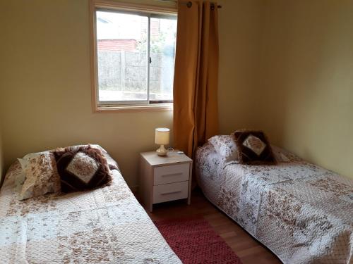 Ένα ή περισσότερα κρεβάτια σε δωμάτιο στο Casa Jardines del Mar, Puerto Montt