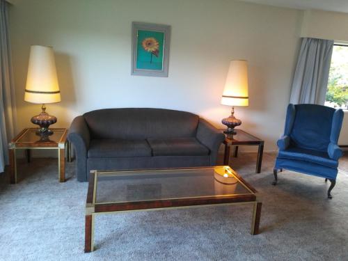 a living room with a couch and two chairs at Rosedale Manor in Duncan