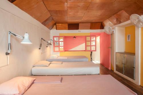 מיטה או מיטות קומותיים בחדר ב-Hostel De Boca en Boca