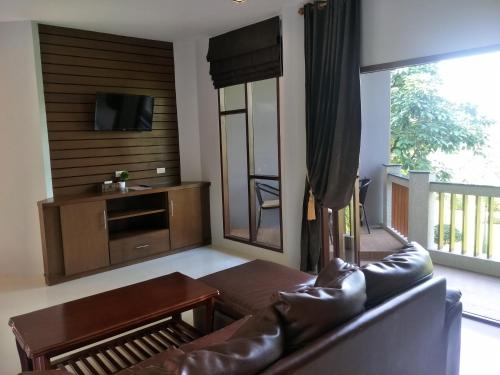 Uma área de estar em Lanta Intanin Resort - SHA Extra Plus