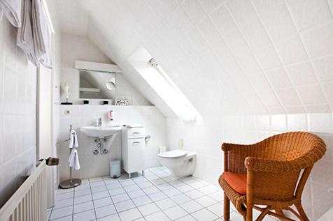 Baño blanco con aseo y lavamanos en Hotel Am Braunen Hirsch en Celle