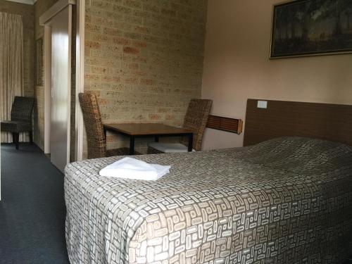 Katil atau katil-katil dalam bilik di Mount Barker Valley Views Motel & Chalets, Western Australia