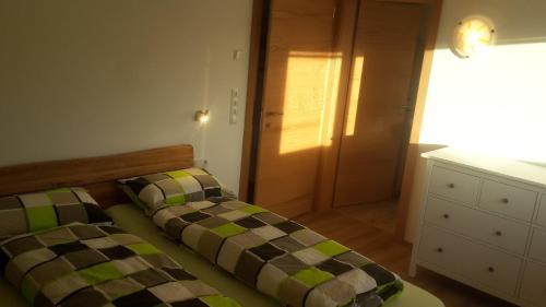 um quarto com 2 camas e um armário branco em Gruberhof em Lagundo