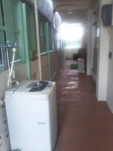an empty hallway with a washing machine in a room at Guest House Icyaribacyode in Naha