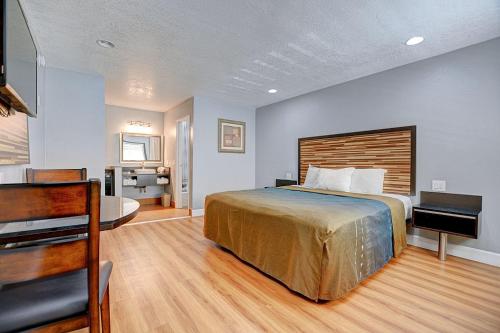 Llit o llits en una habitació de Welcome Inn San Bernardino/ Colton