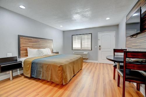 Un ou plusieurs lits dans un hébergement de l'établissement Welcome Inn San Bernardino/ Colton