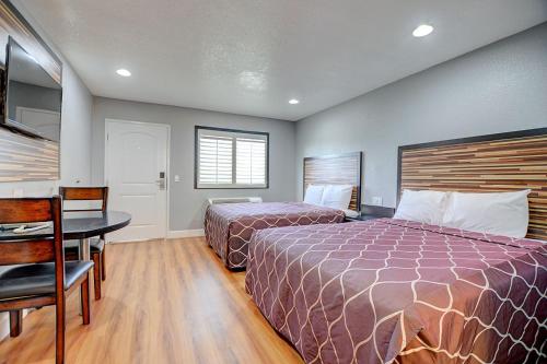 Un ou plusieurs lits dans un hébergement de l'établissement Welcome Inn San Bernardino/ Colton