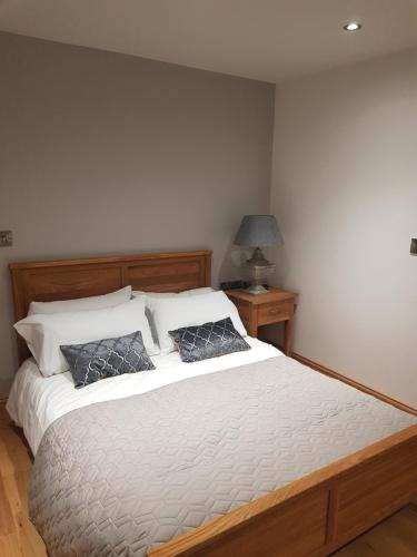 Burgh le MarshにあるAshのベッドルーム1室(大きな白いベッド1台、枕2つ付)