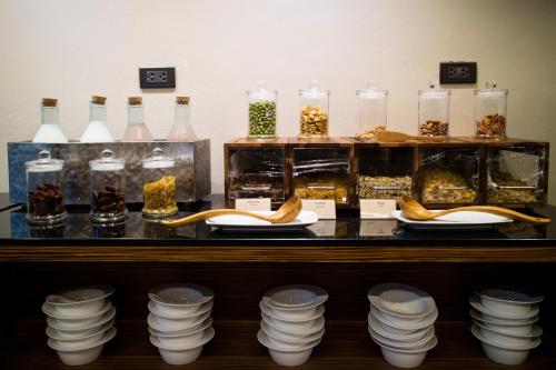 uma vitrine com tigelas e garrafas de comida em Aonang Phu Pi Maan Resort & Spa em Praia de Ao Nang