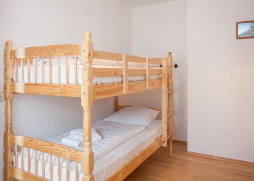- deux lits superposés dans une chambre dans l'établissement Appartement Feldstrasse 48-K, à Winterberg