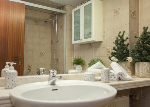 La salle de bains est pourvue d'un lavabo et d'un miroir. dans l'établissement Appartement Feldstrasse 48-K, à Winterberg