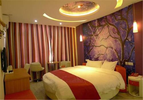 เตียงในห้องที่ Thank Inn Chain Hotel Yunnan Lijiang Old Town South Gate